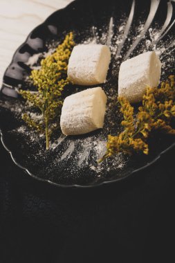 Koyu çikolata parçaları ile tanımlama