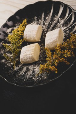 Koyu çikolata parçaları ile tanımlama