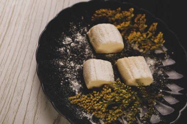 Koyu çikolata parçaları ile tanımlama