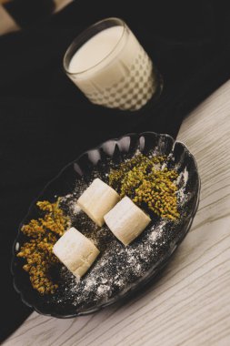 Koyu çikolata parçaları ile tanımlama