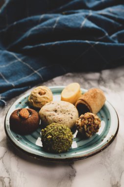 Koyu çikolata parçaları ile tanımlama