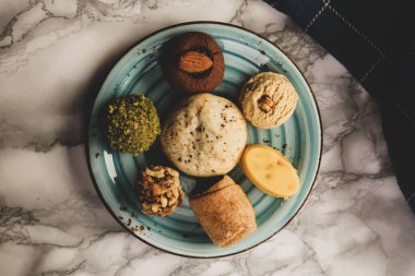 Koyu çikolata parçaları ile tanımlama