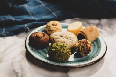 Koyu çikolata parçaları ile tanımlama