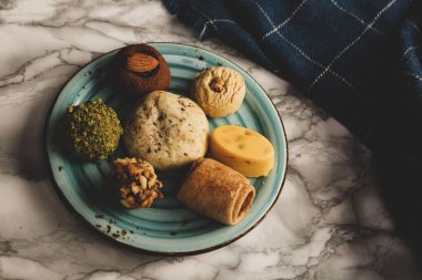 Koyu çikolata parçaları ile tanımlama