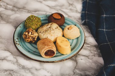 Koyu çikolata parçaları ile tanımlama