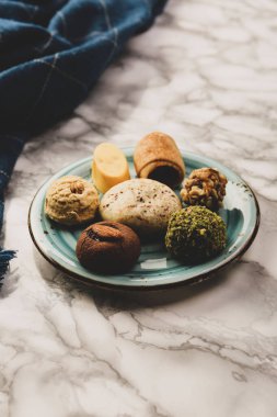 Koyu çikolata parçaları ile tanımlama