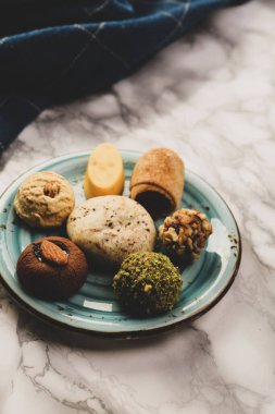 Koyu çikolata parçaları ile tanımlama