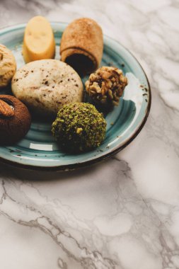 Koyu çikolata parçaları ile tanımlama