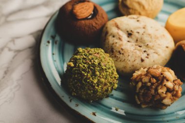 Koyu çikolata parçaları ile tanımlama