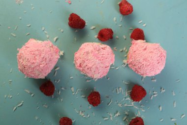 Koyu çikolata parçaları ile tanımlama