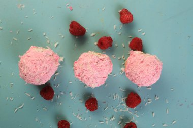 Koyu çikolata parçaları ile tanımlama