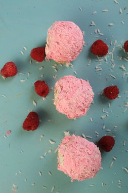 Koyu çikolata parçaları ile tanımlama