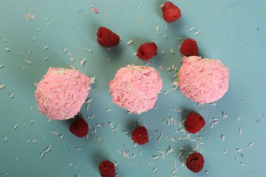 Koyu çikolata parçaları ile tanımlama