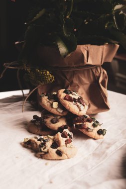 Koyu çikolata parçaları ile tanımlama