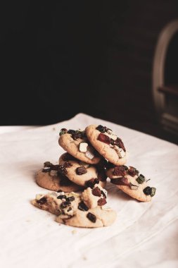 Koyu çikolata parçaları ile tanımlama