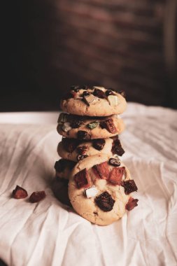 Koyu çikolata parçaları ile tanımlama