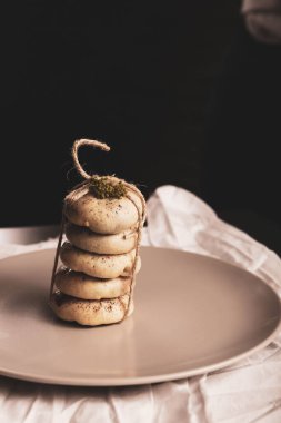 Koyu çikolata parçaları ile tanımlama