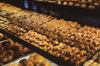 Bir grup çeşit kurabiye. Çikolata parçacıklı, yulaflı, kuru üzümlü, beyaz çikolatalı.