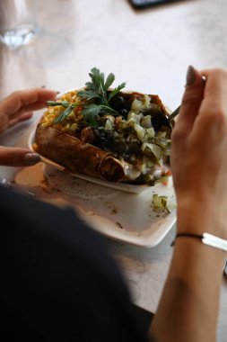 Peynir, sosis, zeytin, biber ve Mısır ile pişmiş kumpir patates dolması