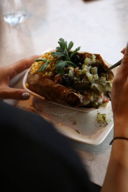 Peynir, sosis, zeytin, biber ve Mısır ile pişmiş kumpir patates dolması