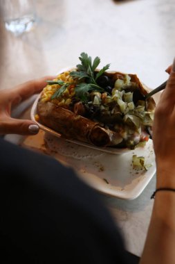 Peynir, sosis, zeytin, biber ve Mısır ile pişmiş kumpir patates dolması