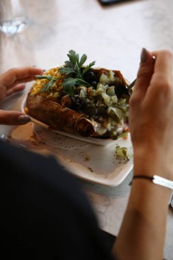 Peynir, sosis, zeytin, biber ve Mısır ile pişmiş kumpir patates dolması