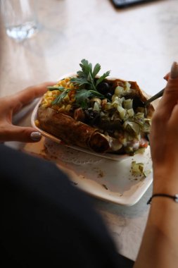 Peynir, sosis, zeytin, biber ve Mısır ile pişmiş kumpir patates dolması