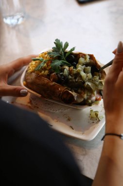 Peynir, sosis, zeytin, biber ve Mısır ile pişmiş kumpir patates dolması