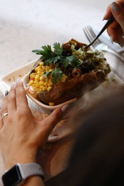 Peynir, sosis, zeytin, biber ve Mısır ile pişmiş kumpir patates dolması