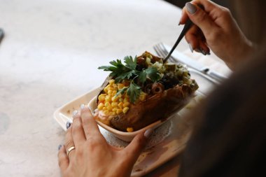 Peynir, sosis, zeytin, biber ve Mısır ile pişmiş kumpir patates dolması