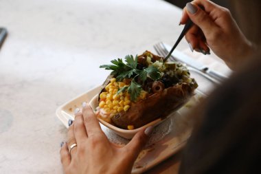 Peynir, sosis, zeytin, biber ve Mısır ile pişmiş kumpir patates dolması