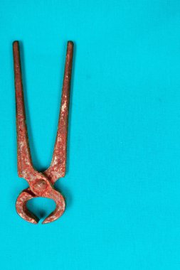 Bir çift paslı meme ucu.