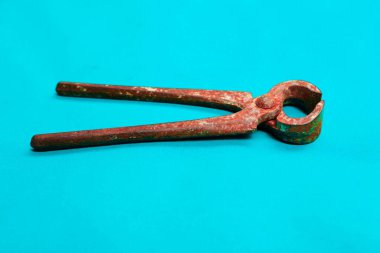 Bir çift paslı meme ucu.