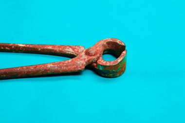 Bir çift paslı meme ucu.