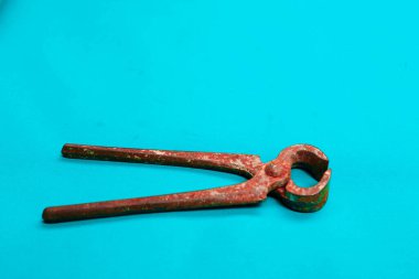 Bir çift paslı meme ucu.