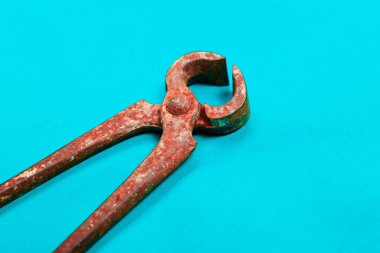 Bir çift paslı meme ucu.