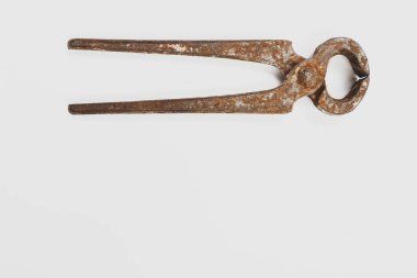 Bir çift paslı meme ucu.