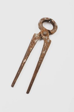 Bir çift paslı meme ucu.