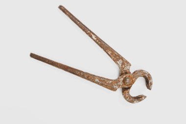 Bir çift paslı meme ucu.