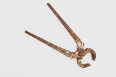 Bir çift paslı meme ucu.