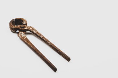 Bir çift paslı meme ucu.