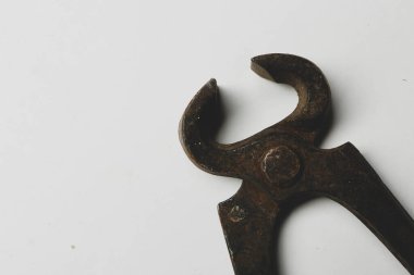 Bir çift paslı meme ucu.