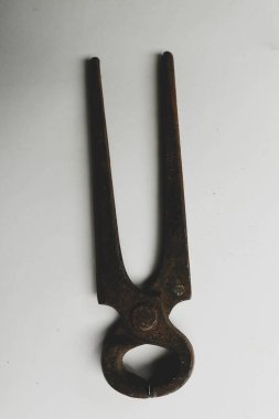 Bir çift paslı meme ucu.