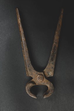 Bir çift paslı meme ucu.