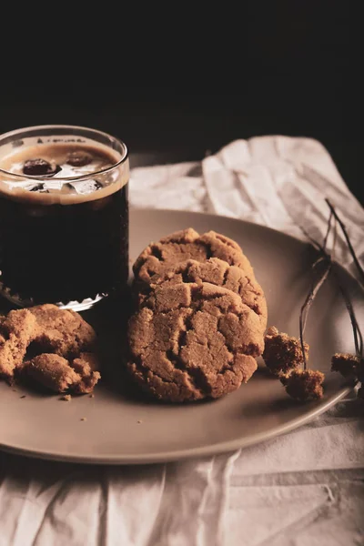 Kekse Mit Dunklen Schokoladenstücken — Stockfoto