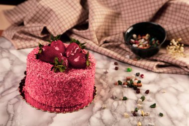 Masada lezzetli bir pasta var.