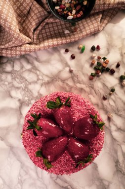 Masada lezzetli bir pasta var.