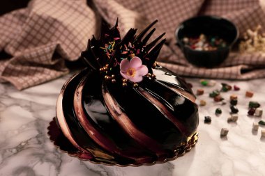 Masada lezzetli bir pasta var.