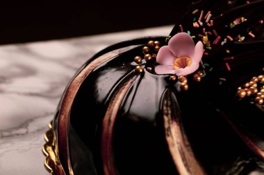 Masada lezzetli bir pasta var.