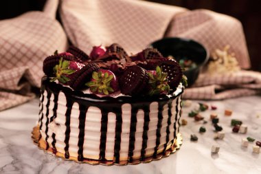 Masada lezzetli bir pasta var.